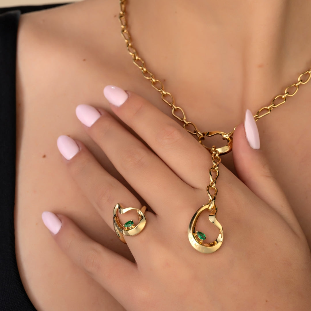 PERA SYNTHENTIC EMERALD LONG CHARM